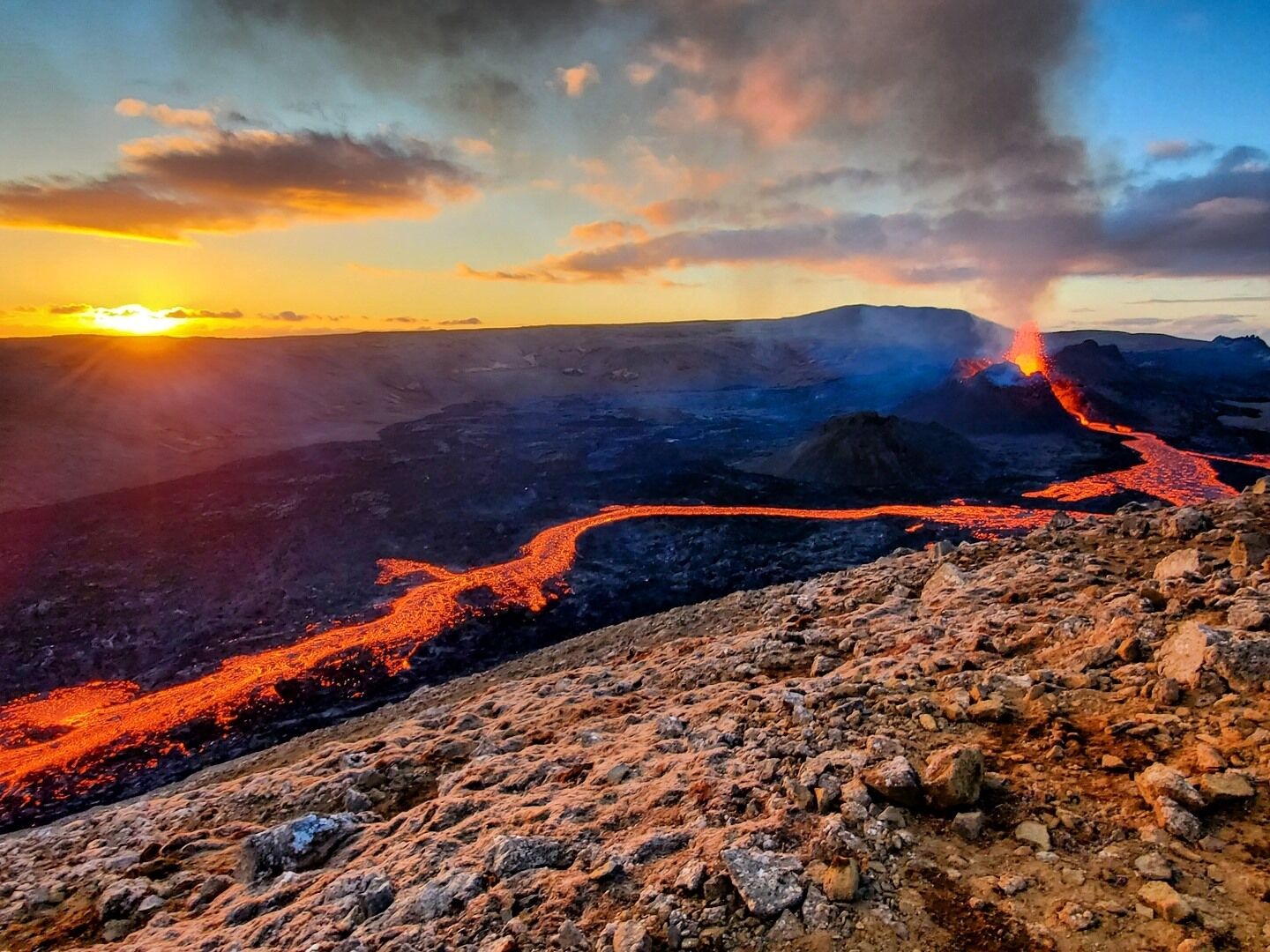 Volcán de Islandia con cielos anaranjados
